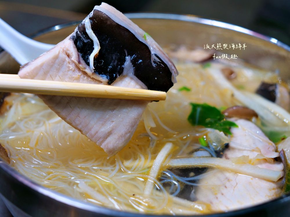 2025嵐楓水產｜藏身草屯新大觀市場的隱藏美食！平價海鮮鍋物、湯飯，還有超濃郁砂鍋鮭魚頭，市場攤位卻有超水準海鮮料理！滿滿料超暖胃～114