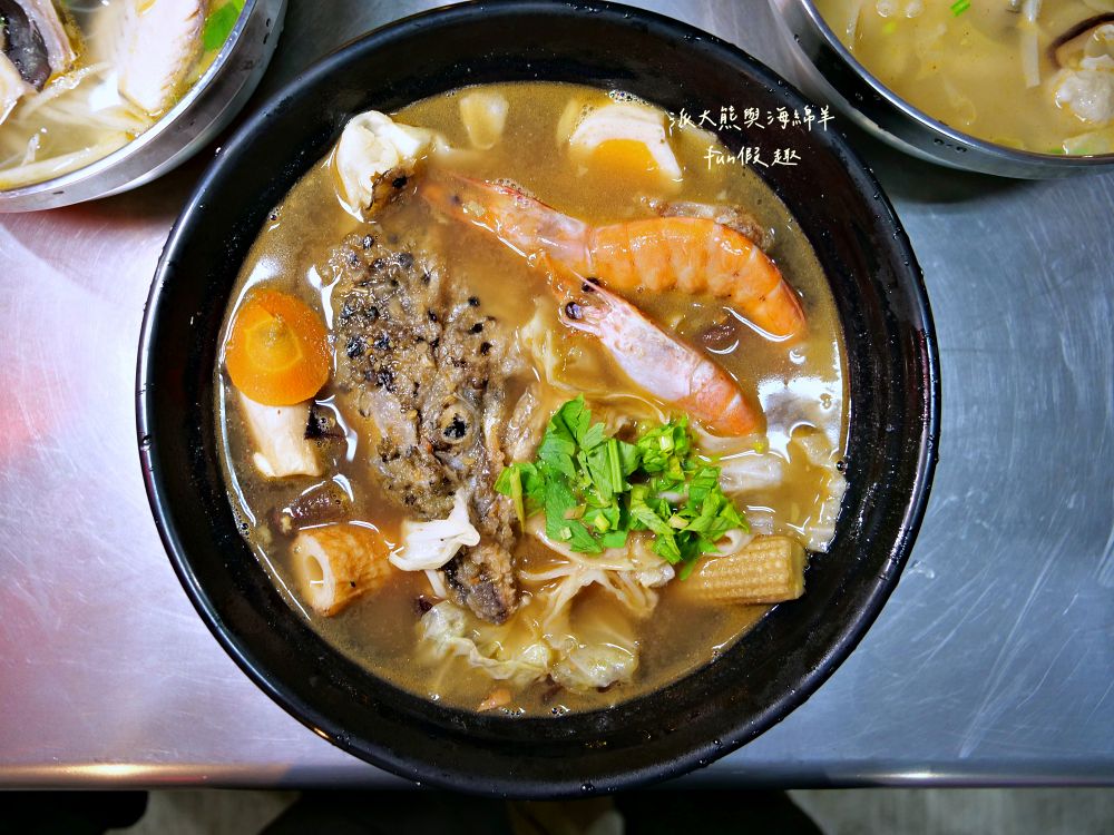 2025嵐楓水產｜藏身草屯新大觀市場的隱藏美食！平價海鮮鍋物、湯飯，還有超濃郁砂鍋鮭魚頭，市場攤位卻有超水準海鮮料理！滿滿料超暖胃～114