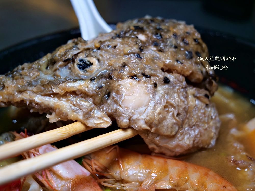 2025嵐楓水產｜藏身草屯新大觀市場的隱藏美食！平價海鮮鍋物、湯飯，還有超濃郁砂鍋鮭魚頭，市場攤位卻有超水準海鮮料理！滿滿料超暖胃～114