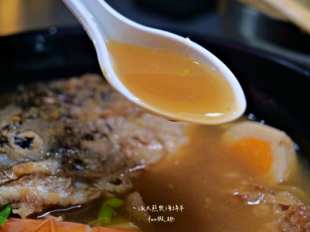 2025嵐楓水產｜藏身草屯新大觀市場的隱藏美食！平價海鮮鍋物、湯飯，還有超濃郁砂鍋鮭魚頭，市場攤位卻有超水準海鮮料理！滿滿料超暖胃～114