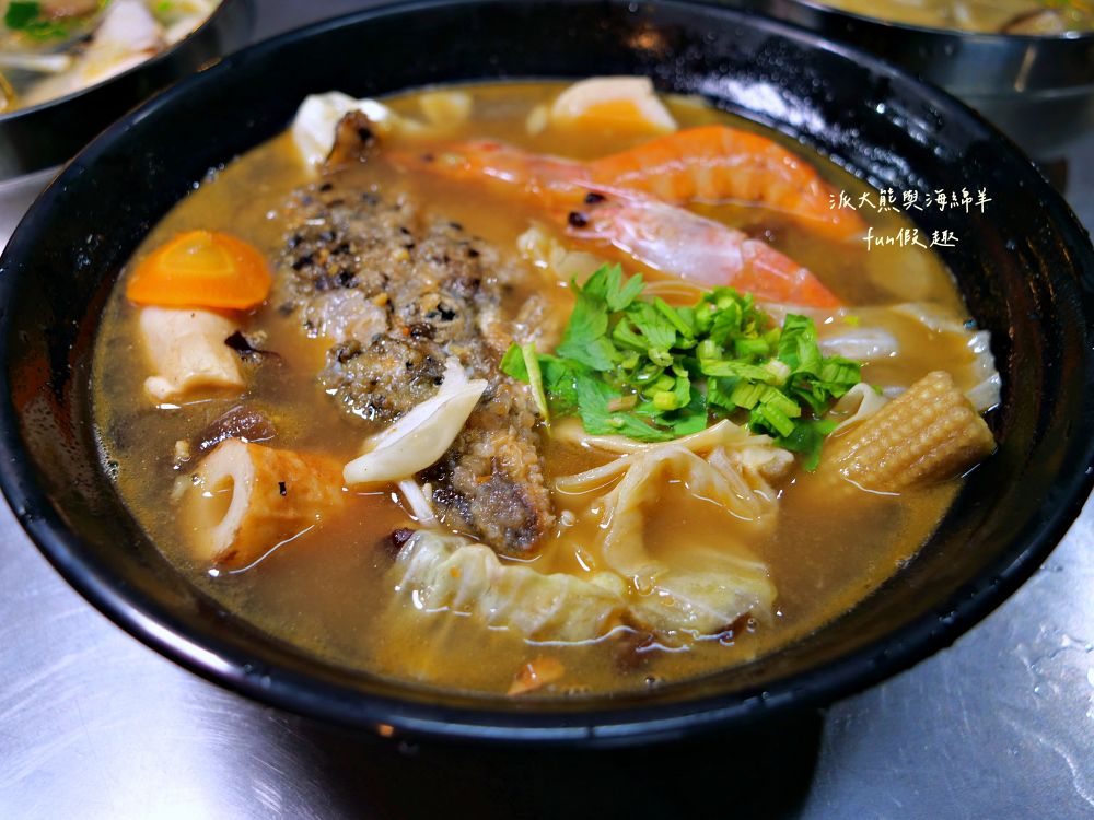 2025嵐楓水產｜藏身草屯新大觀市場的隱藏美食！平價海鮮鍋物、湯飯，還有超濃郁砂鍋鮭魚頭，市場攤位卻有超水準海鮮料理！滿滿料超暖胃～114