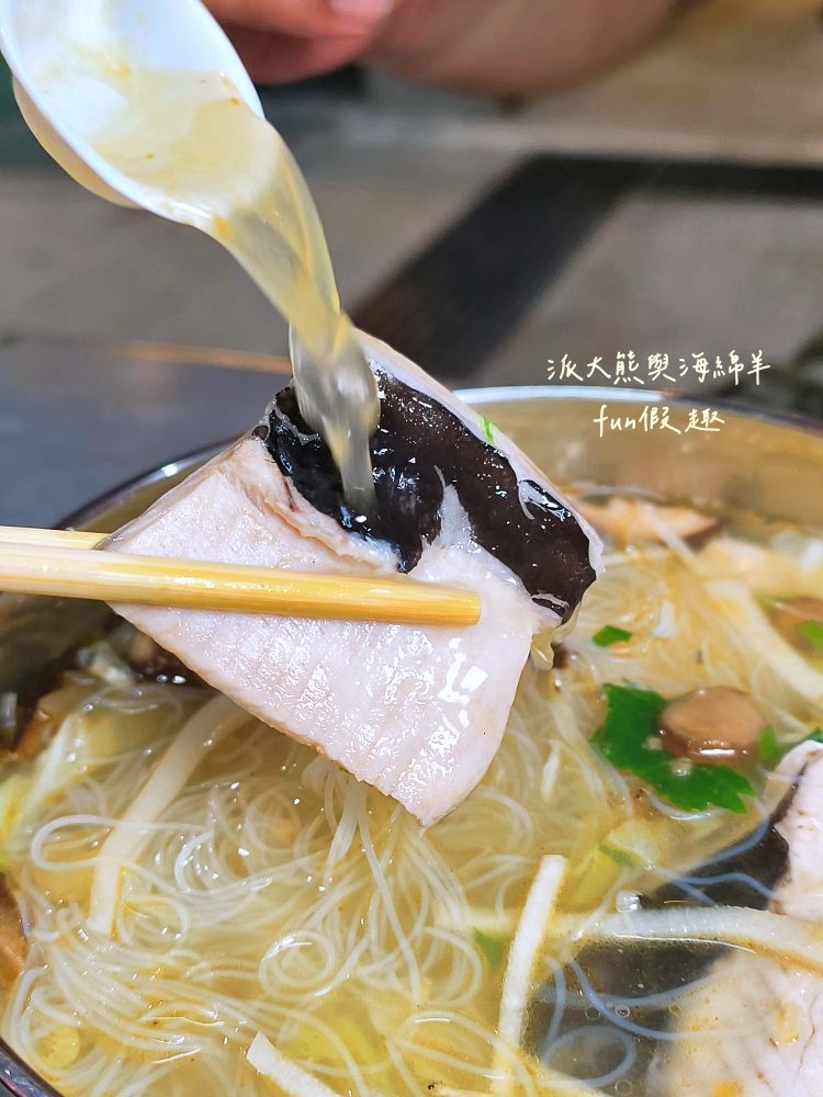 2025嵐楓水產｜藏身草屯新大觀市場的隱藏美食！平價海鮮鍋物、湯飯，還有超濃郁砂鍋鮭魚頭，市場攤位卻有超水準海鮮料理！滿滿料超暖胃～114