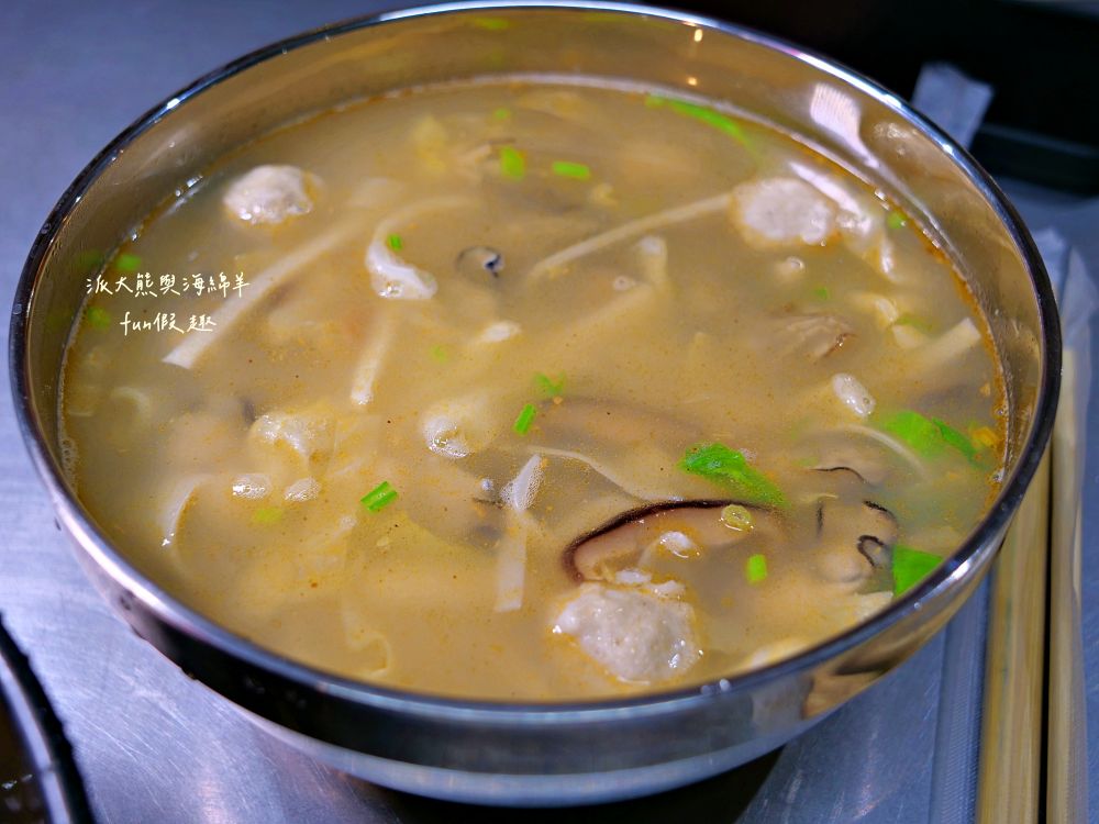 2025嵐楓水產｜藏身草屯新大觀市場的隱藏美食！平價海鮮鍋物、湯飯，還有超濃郁砂鍋鮭魚頭，市場攤位卻有超水準海鮮料理！滿滿料超暖胃～114