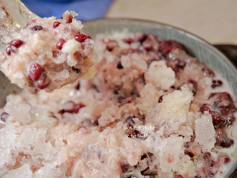 2025新營豆花｜不在臺南在臺北，延三夜市人氣古早味冰品～阿嬤炭香豆花加上粉圓、粉粿與黑糖粿，大碗公透心涼，連周杰倫都愛！