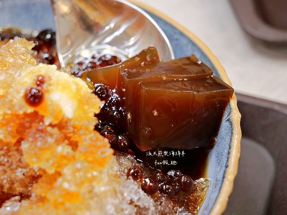 2025新營豆花｜不在臺南在臺北，延三夜市人氣古早味冰品～阿嬤炭香豆花加上粉圓、粉粿與黑糖粿，大碗公透心涼，連周杰倫都愛！