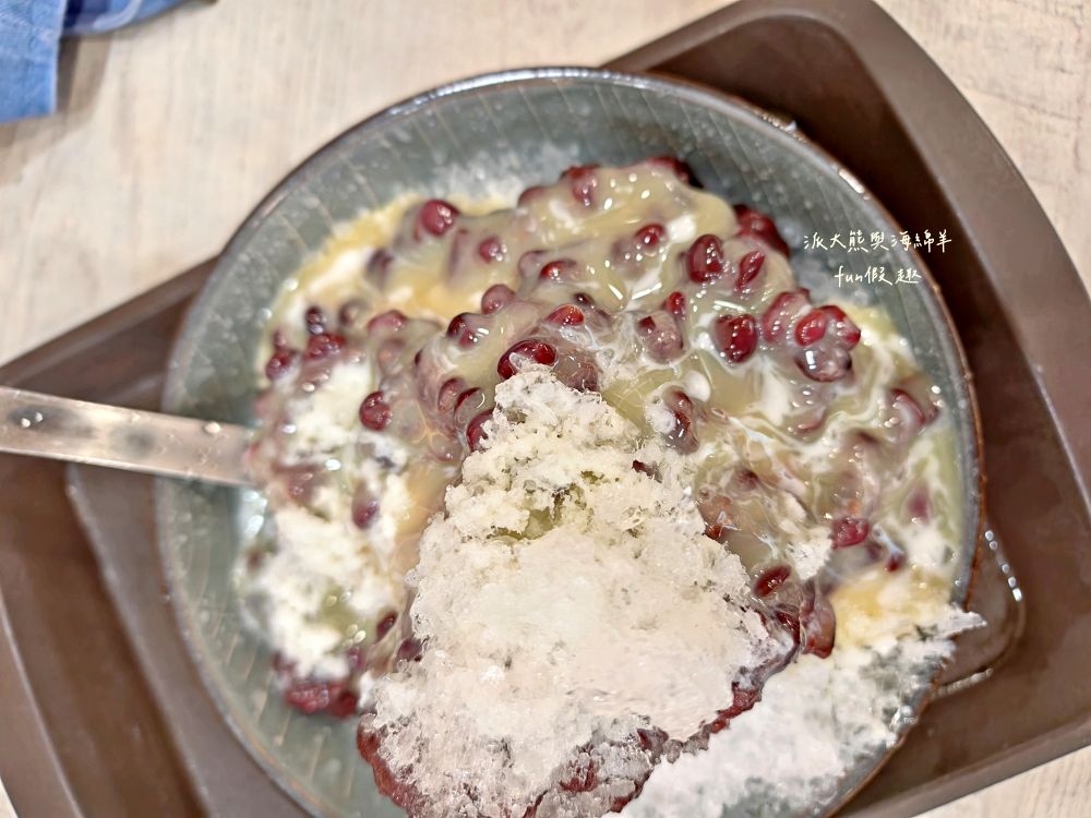 2025新營豆花｜不在臺南在臺北，延三夜市人氣古早味冰品～阿嬤炭香豆花加上粉圓、粉粿與黑糖粿，大碗公透心涼，連周杰倫都愛！