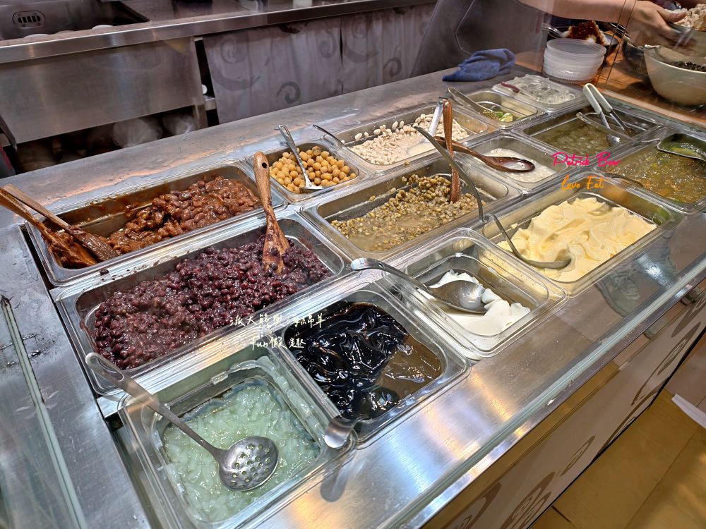 2025新營豆花｜不在臺南在臺北，延三夜市人氣古早味冰品～阿嬤炭香豆花加上粉圓、粉粿與黑糖粿，大碗公透心涼，連周杰倫都愛！