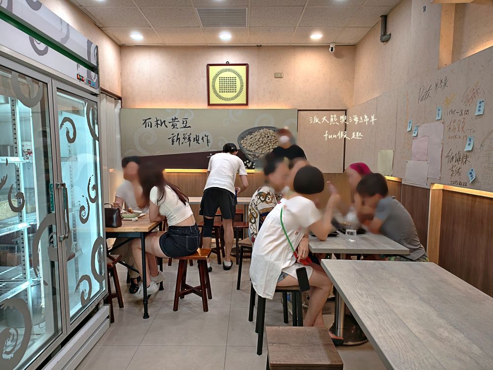 2025新營豆花｜不在臺南在臺北，延三夜市人氣古早味冰品～阿嬤炭香豆花加上粉圓、粉粿與黑糖粿，大碗公透心涼，連周杰倫都愛！