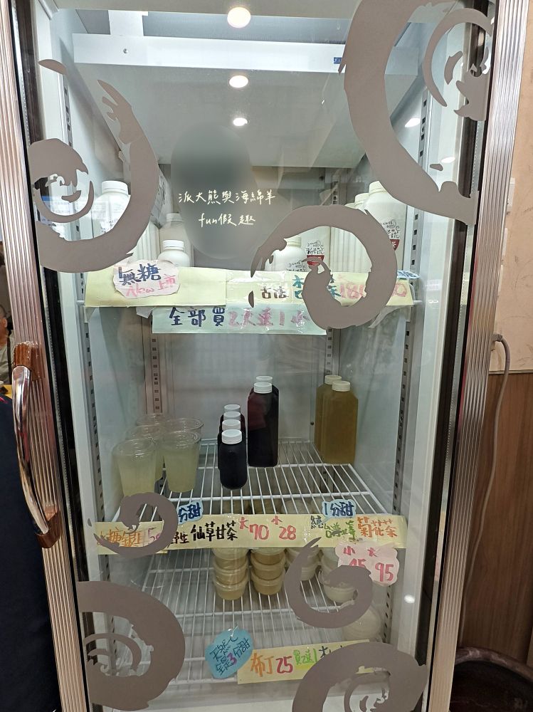 2025新營豆花｜不在臺南在臺北，延三夜市人氣古早味冰品～阿嬤炭香豆花加上粉圓、粉粿與黑糖粿，大碗公透心涼，連周杰倫都愛！