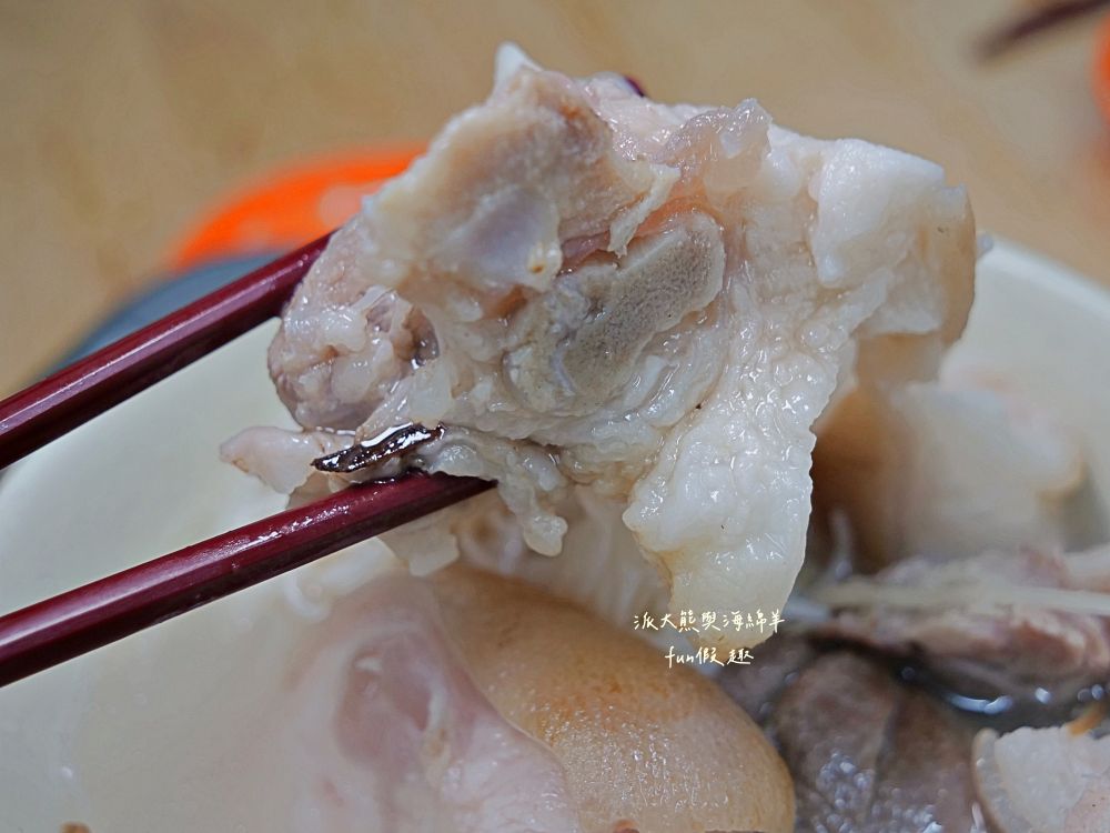 2025許仔豬腳麵線｜豬腳控看過來！大稻埕慈聖宮必吃美食，濃香白湯、滿滿膠質、大份量腿肉，還可室內用餐吹冷氣超舒適！招好運～