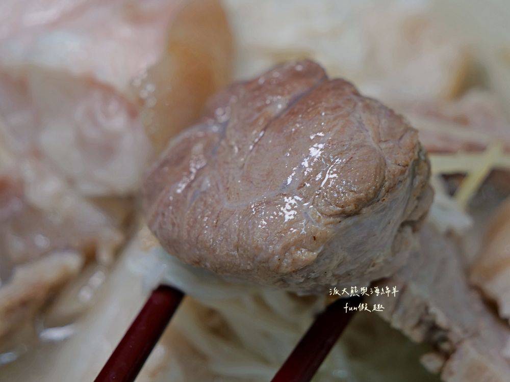 2025許仔豬腳麵線｜豬腳控看過來！大稻埕慈聖宮必吃美食，濃香白湯、滿滿膠質、大份量腿肉，還可室內用餐吹冷氣超舒適！招好運～