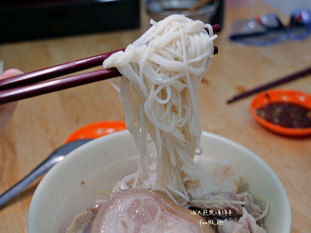 2025許仔豬腳麵線｜豬腳控看過來！大稻埕慈聖宮必吃美食，濃香白湯、滿滿膠質、大份量腿肉，還可室內用餐吹冷氣超舒適！招好運～