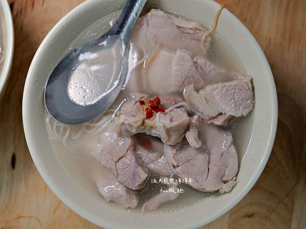 2025許仔豬腳麵線｜豬腳控看過來！大稻埕慈聖宮必吃美食，濃香白湯、滿滿膠質、大份量腿肉，還可室內用餐吹冷氣超舒適！招好運～
