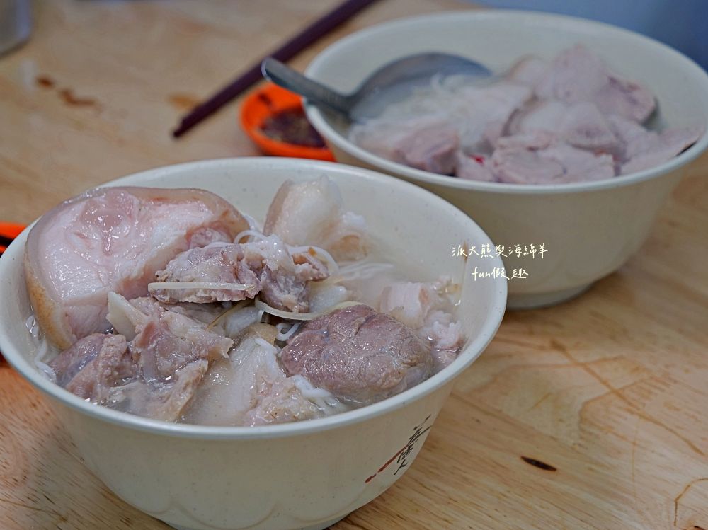 2025許仔豬腳麵線｜豬腳控看過來！大稻埕慈聖宮必吃美食，濃香白湯、滿滿膠質、大份量腿肉，還可室內用餐吹冷氣超舒適！招好運～