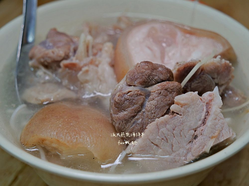 2025許仔豬腳麵線｜豬腳控看過來！大稻埕慈聖宮必吃美食，濃香白湯、滿滿膠質、大份量腿肉，還可室內用餐吹冷氣超舒適！招好運～
