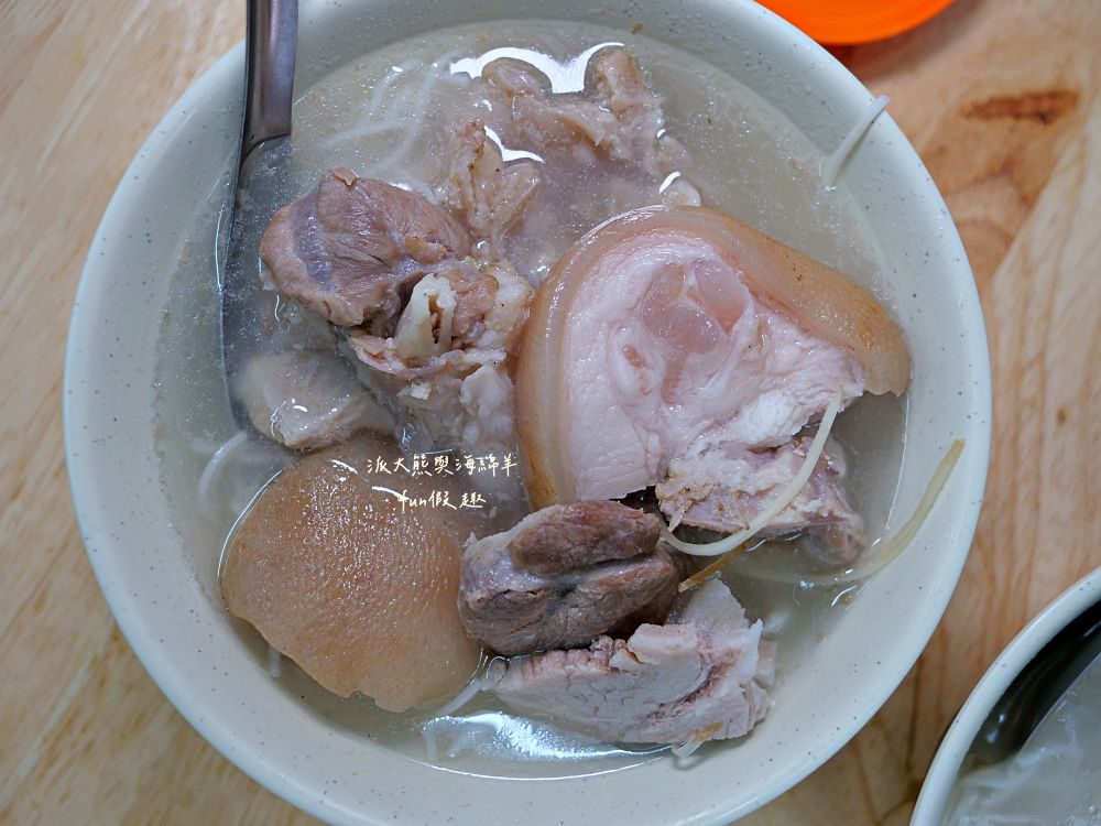 2025許仔豬腳麵線｜豬腳控看過來！大稻埕慈聖宮必吃美食，濃香白湯、滿滿膠質、大份量腿肉，還可室內用餐吹冷氣超舒適！招好運～