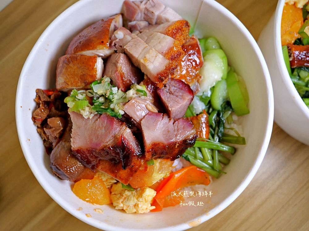 2025鴻軒廣式燒臘｜每日限量櫻桃鴨腿飯，皮酥肉嫩超銷魂，四寶飯滿滿叉燒、燒鴨、油雞與燒肉，視覺澎湃口感爆汁，還原正宗廣味，立馬列進口袋名單～草屯新開幕！