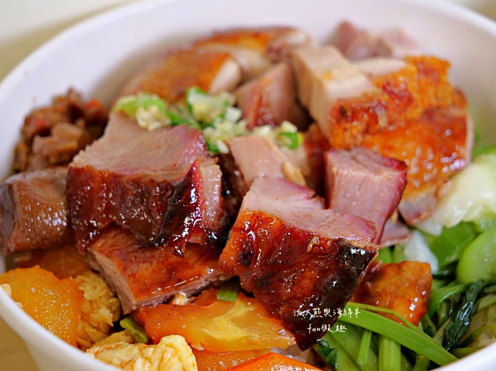 2025鴻軒廣式燒臘｜每日限量櫻桃鴨腿飯，皮酥肉嫩超銷魂，四寶飯滿滿叉燒、燒鴨、油雞與燒肉，視覺澎湃口感爆汁，還原正宗廣味，立馬列進口袋名單～草屯新開幕！