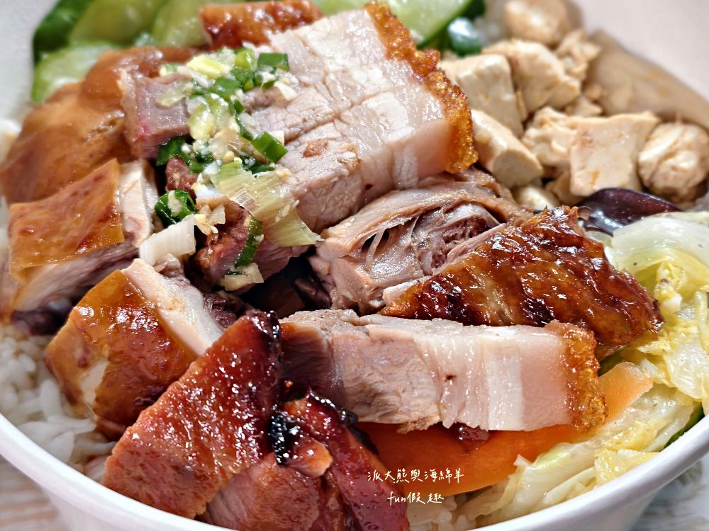 2025鴻軒廣式燒臘｜每日限量櫻桃鴨腿飯，皮酥肉嫩超銷魂，四寶飯滿滿叉燒、燒鴨、油雞與燒肉，視覺澎湃口感爆汁，還原正宗廣味，立馬列進口袋名單～草屯新開幕！