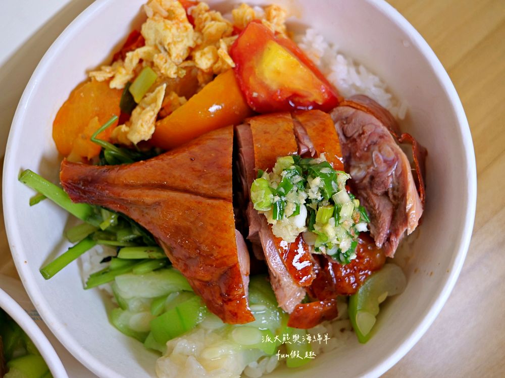 2025鴻軒廣式燒臘｜每日限量櫻桃鴨腿飯，皮酥肉嫩超銷魂，四寶飯滿滿叉燒、燒鴨、油雞與燒肉，視覺澎湃口感爆汁，還原正宗廣味，立馬列進口袋名單～草屯新開幕！