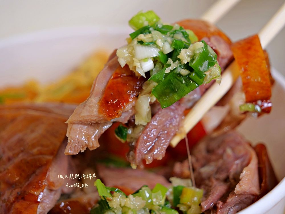 2025鴻軒廣式燒臘｜每日限量櫻桃鴨腿飯，皮酥肉嫩超銷魂，四寶飯滿滿叉燒、燒鴨、油雞與燒肉，視覺澎湃口感爆汁，還原正宗廣味，立馬列進口袋名單～草屯新開幕！