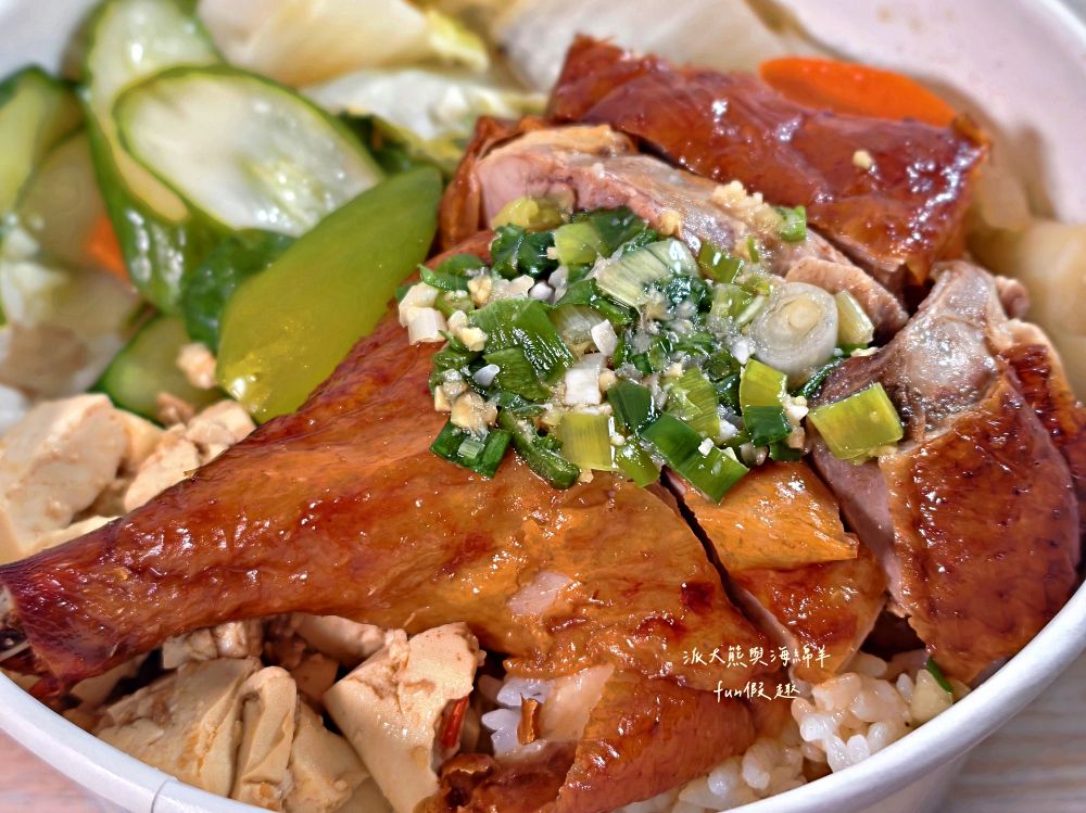 2025鴻軒廣式燒臘｜每日限量櫻桃鴨腿飯，皮酥肉嫩超銷魂，四寶飯滿滿叉燒、燒鴨、油雞與燒肉，視覺澎湃口感爆汁，還原正宗廣味，立馬列進口袋名單～草屯新開幕！