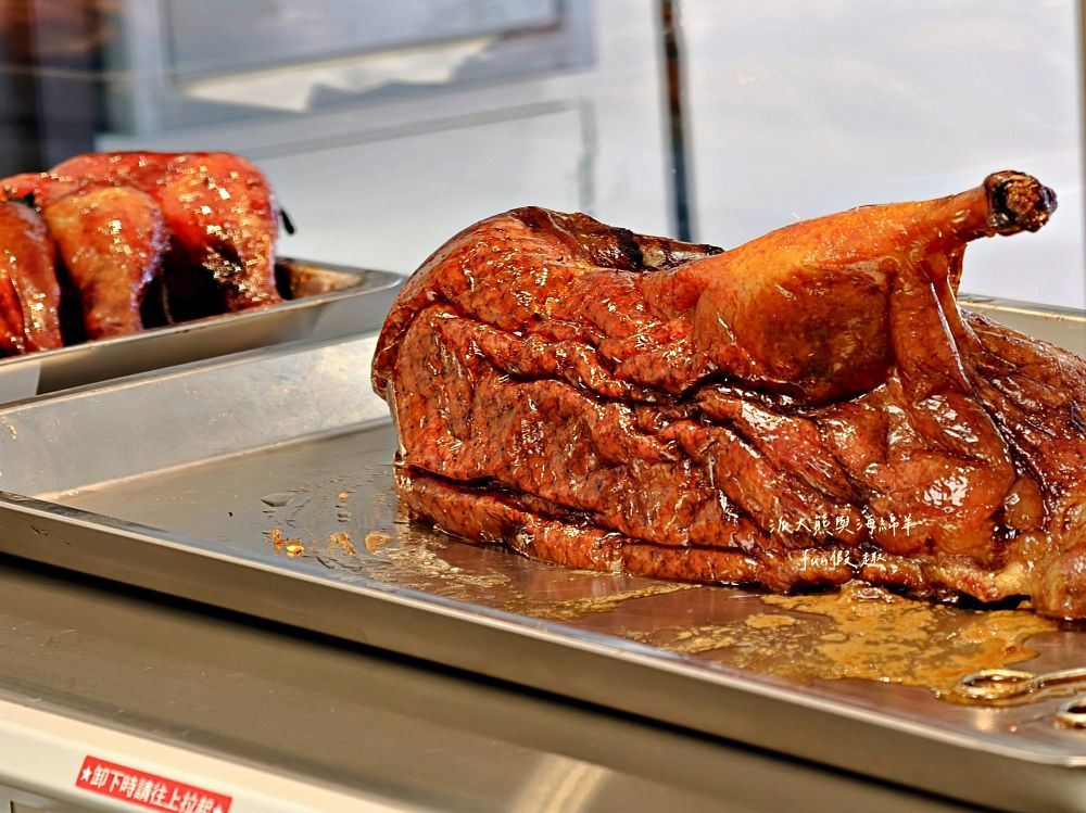 2025鴻軒廣式燒臘｜每日限量櫻桃鴨腿飯，皮酥肉嫩超銷魂，四寶飯滿滿叉燒、燒鴨、油雞與燒肉，視覺澎湃口感爆汁，還原正宗廣味，立馬列進口袋名單～草屯新開幕！
