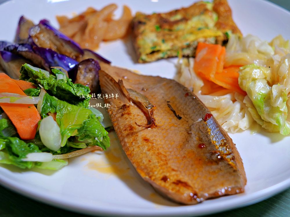 2025凱哥早午餐｜便當店也能像早午餐店這麼有質感？份量十足、用心烹調，紅燒肉、八兩雞排、酥炸大雞腿、紅燒虱目魚肚，讓上班族天天都想報到的好店～114.5.16開幕