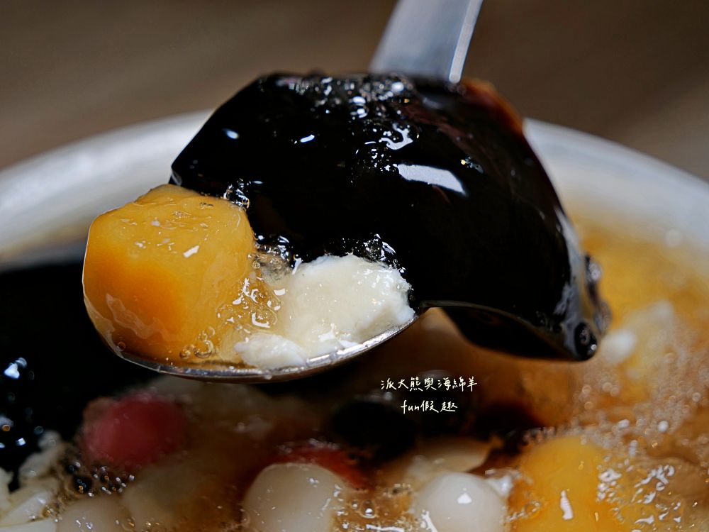 2025大稻埕珍圓滿冰店｜藏身慈聖宮老街的古早味甜品店，平價大份量，配料還能自由選，推薦招牌綜合豆花&紅豆牛奶冰，清涼口感瞬間擊退炎夏暑氣！