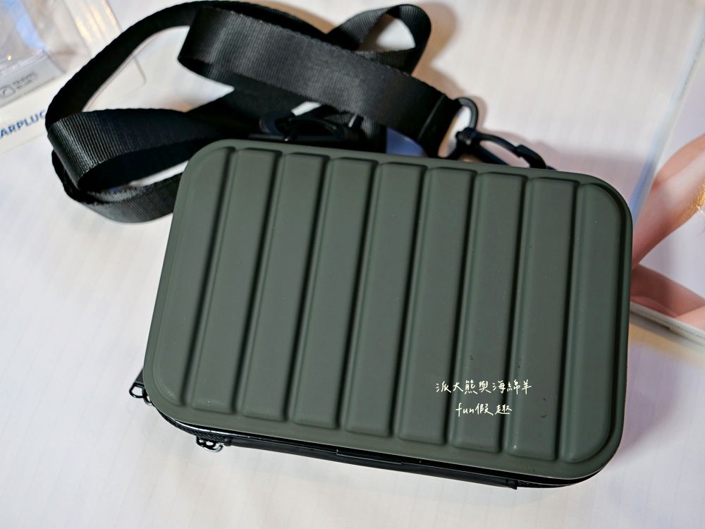 【Travel Blue 藍旅】旅途有型禮盒開箱｜英倫質感設計的必備旅行神器，寧靜頸枕+斜背包+眼罩+耳塞，隨時隨地領域展開、輕鬆打造行走的休息艙！@合作體驗