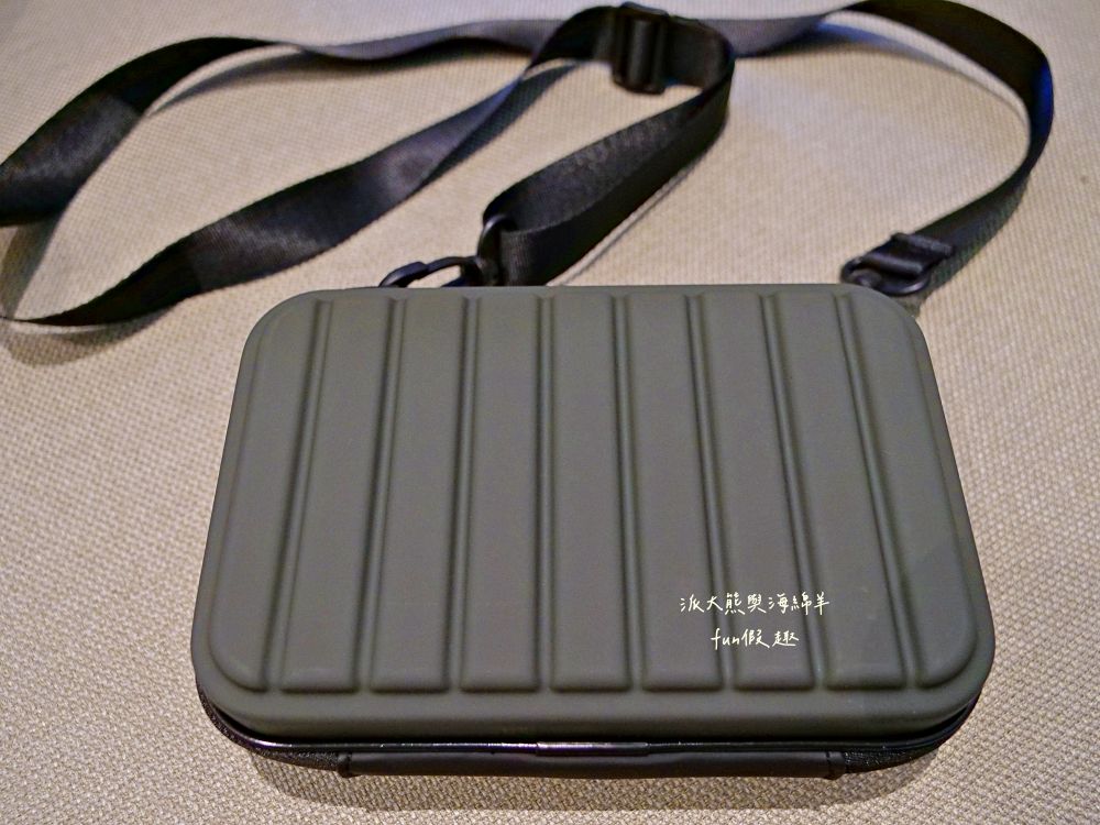 【Travel Blue 藍旅】旅途有型禮盒開箱｜英倫質感設計的必備旅行神器，寧靜頸枕+斜背包+眼罩+耳塞，隨時隨地領域展開、輕鬆打造行走的休息艙！@合作體驗