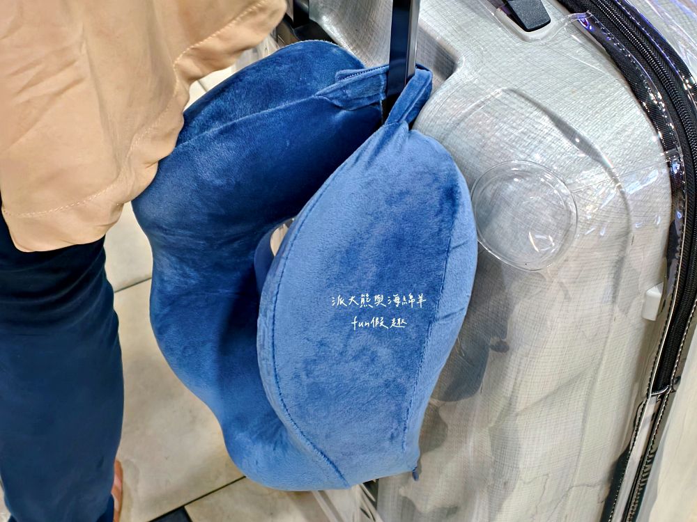 【Travel Blue 藍旅】旅途有型禮盒開箱｜英倫質感設計的必備旅行神器，寧靜頸枕+斜背包+眼罩+耳塞，隨時隨地領域展開、輕鬆打造行走的休息艙！@合作體驗