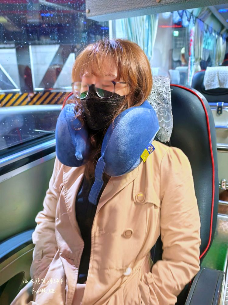 【Travel Blue 藍旅】旅途有型禮盒開箱|英倫質感設計的必備旅行神器,寧靜頸枕+斜背包+眼罩+耳塞,隨時隨地領域展開、輕鬆打造行走的休息艙!@合作體驗 - 第10張圖