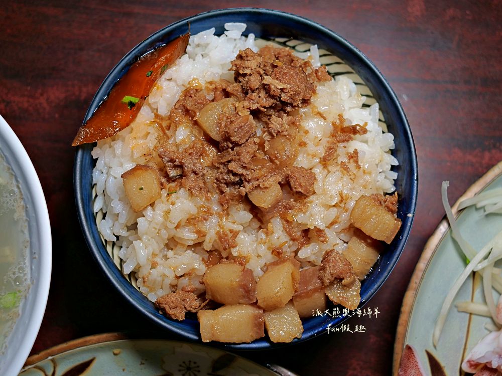 再發號百年肉粽｜臺南中西區肉粽老字號，1872創立（清同治十一年），歷經五代傳承，營業至今超過150年，首推特製八寶肉粽，搭配時光騎樓老屋、木窗及磨石子地，感受最道地的台味日常！（2022～2024榮獲米其林餐盤推薦）～