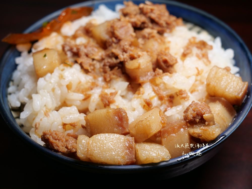 再發號百年肉粽｜臺南中西區肉粽老字號，1872創立（清同治十一年），歷經五代傳承，營業至今超過150年，首推特製八寶肉粽，搭配時光騎樓老屋、木窗及磨石子地，感受最道地的台味日常！（2022～2024榮獲米其林餐盤推薦）～