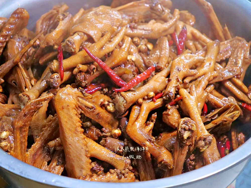 2025麻辣飄香｜中興新村第一市場正宗四川滷味，花椒直送還原川味本色，涮嘴不膩好滋味，還有麻辣飄香小龍蝦，椒麻噴香、辣勁過癮，剩餘湯頭還能煮麻辣鍋！