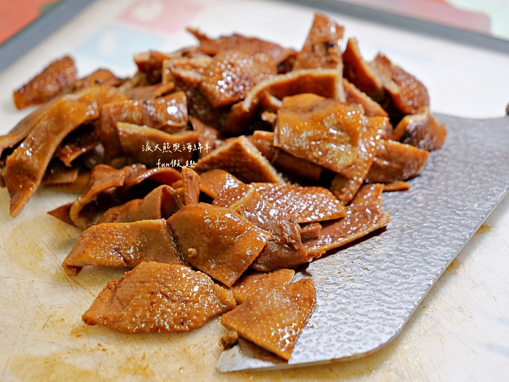 2025麻辣飄香｜中興新村第一市場正宗四川滷味，花椒直送還原川味本色，涮嘴不膩好滋味，還有麻辣飄香小龍蝦，椒麻噴香、辣勁過癮，剩餘湯頭還能煮麻辣鍋！