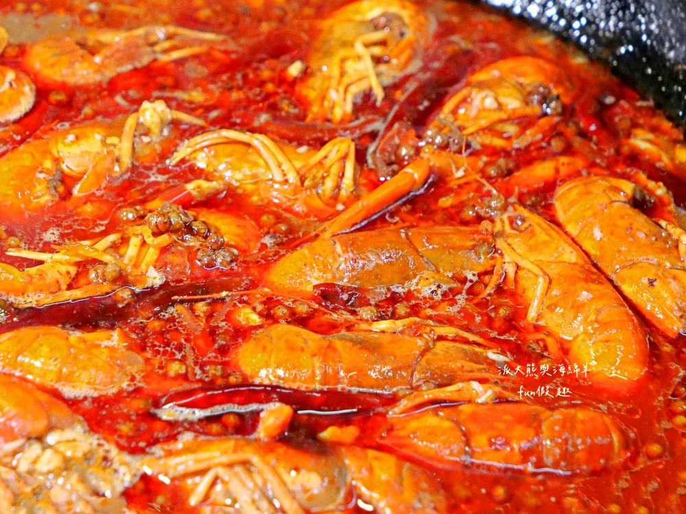 2025麻辣飄香｜中興新村第一市場正宗四川滷味，花椒直送還原川味本色，涮嘴不膩好滋味，還有麻辣飄香小龍蝦，椒麻噴香、辣勁過癮，剩餘湯頭還能煮麻辣鍋！