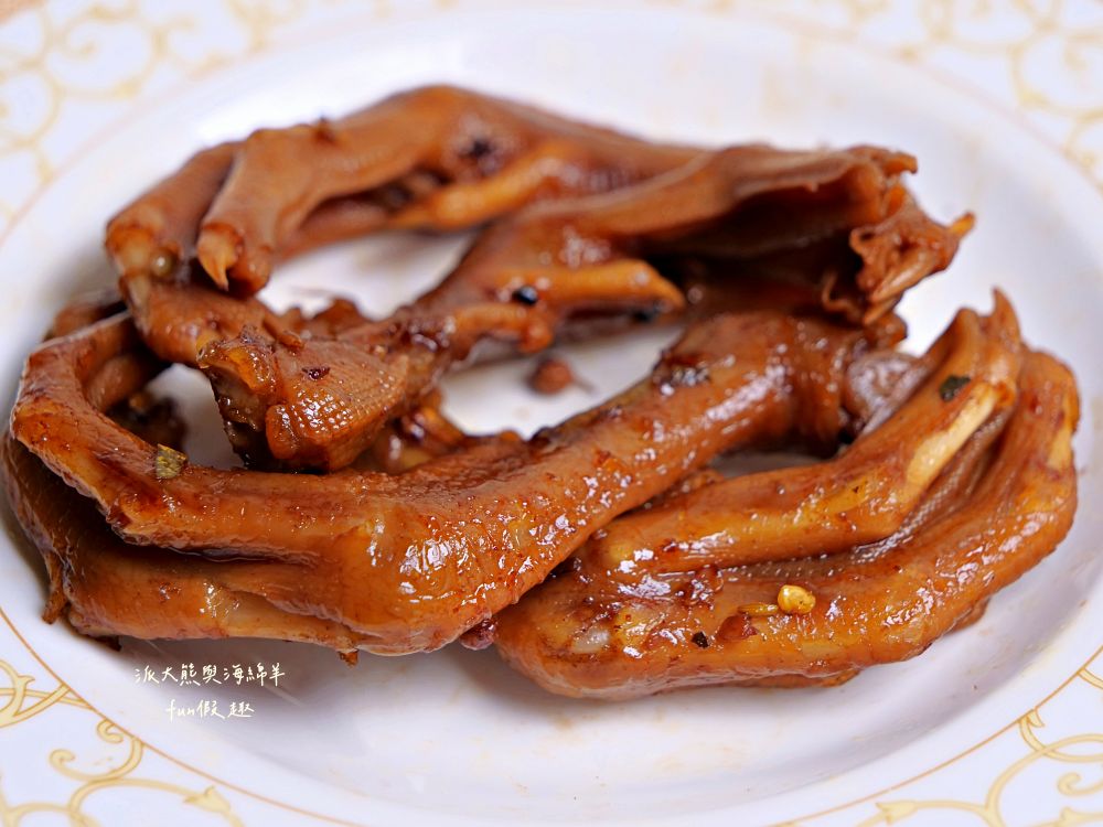 2025麻辣飄香｜中興新村第一市場正宗四川滷味，花椒直送還原川味本色，涮嘴不膩好滋味，還有麻辣飄香小龍蝦，椒麻噴香、辣勁過癮，剩餘湯頭還能煮麻辣鍋！