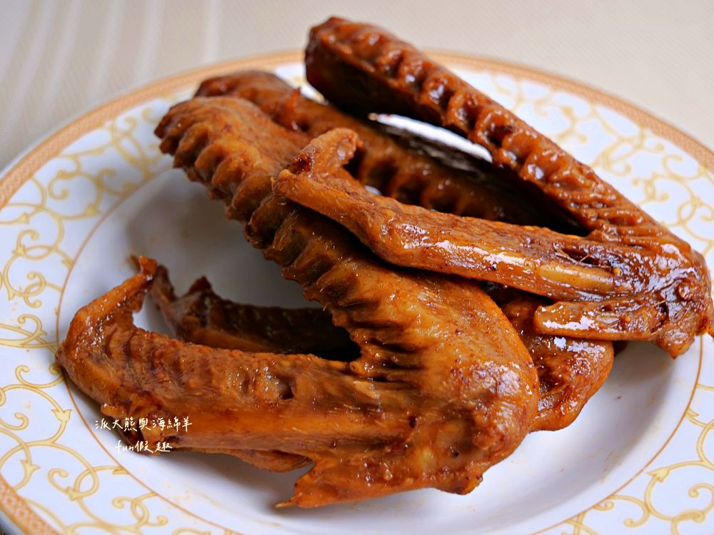 2025麻辣飄香｜中興新村第一市場正宗四川滷味，花椒直送還原川味本色，涮嘴不膩好滋味，還有麻辣飄香小龍蝦，椒麻噴香、辣勁過癮，剩餘湯頭還能煮麻辣鍋！