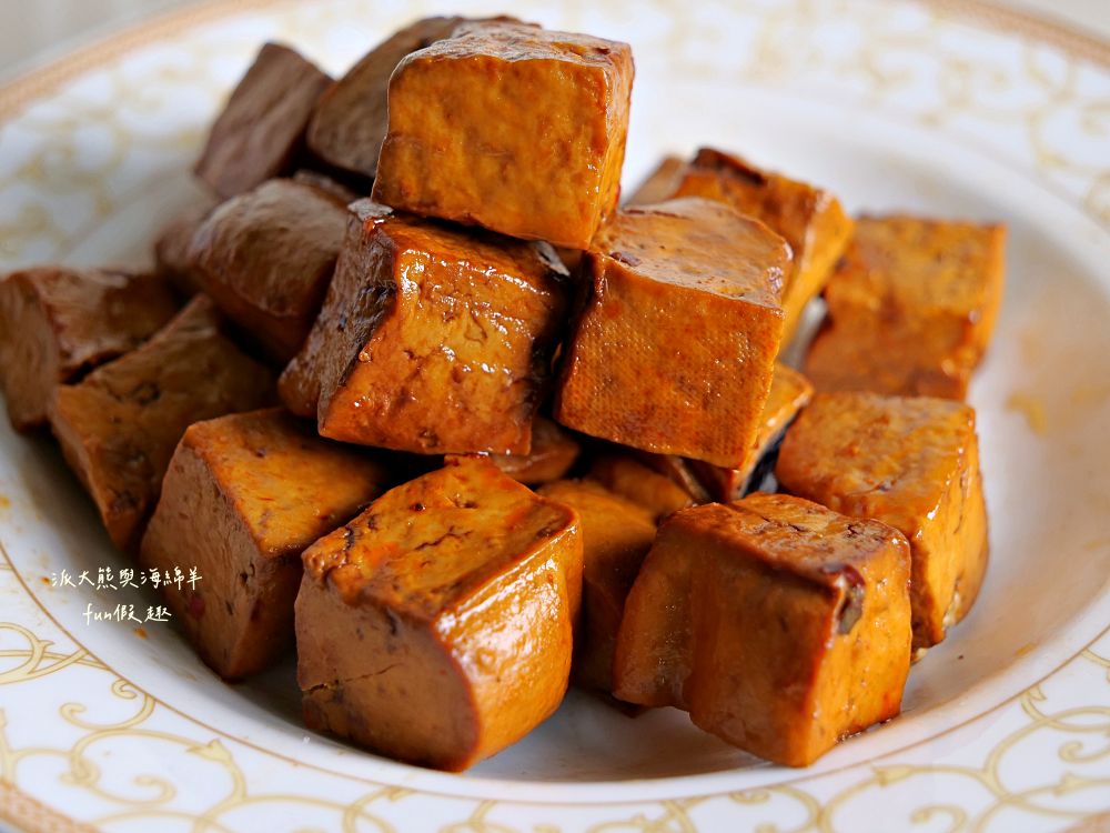 2025麻辣飄香｜中興新村第一市場正宗四川滷味，花椒直送還原川味本色，涮嘴不膩好滋味，還有麻辣飄香小龍蝦，椒麻噴香、辣勁過癮，剩餘湯頭還能煮麻辣鍋！