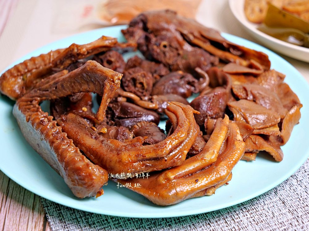 2025麻辣飄香｜中興新村第一市場正宗四川滷味，花椒直送還原川味本色，涮嘴不膩好滋味，還有麻辣飄香小龍蝦，椒麻噴香、辣勁過癮，剩餘湯頭還能煮麻辣鍋！