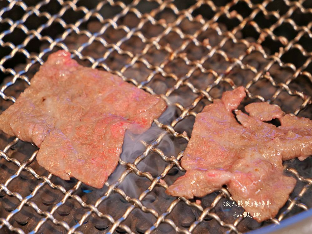 唯真燒肉 南投草屯店｜終於不用跑臺中！挑戰在地最強CP值：雙人套餐肉量直逼1公斤，絕美稻浪x神級泰式烤肉醬x銷魂一饌冬蔭功湯底，免服務費無低消，還有證書的日本A5和牛！