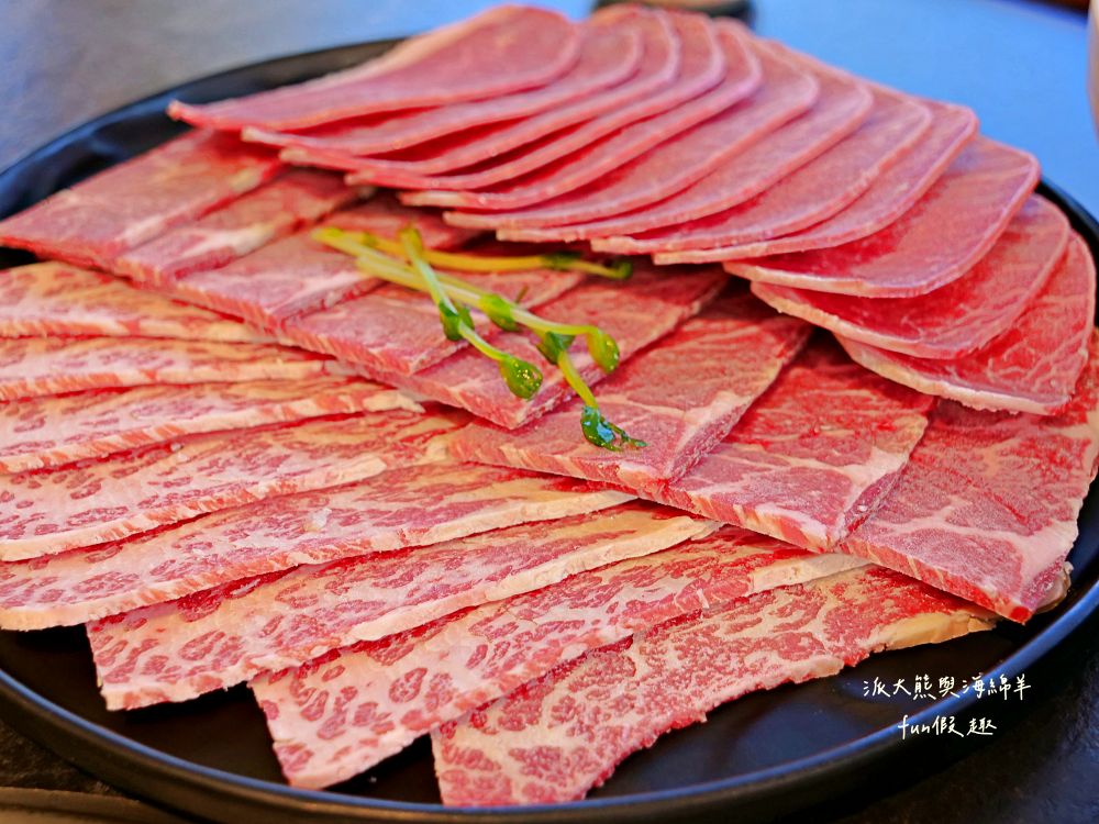 唯真燒肉 南投草屯店｜終於不用跑臺中！挑戰在地最強CP值：雙人套餐肉量直逼1公斤，絕美稻浪x神級泰式烤肉醬x銷魂一饌冬蔭功湯底，免服務費無低消，還有證書的日本A5和牛！