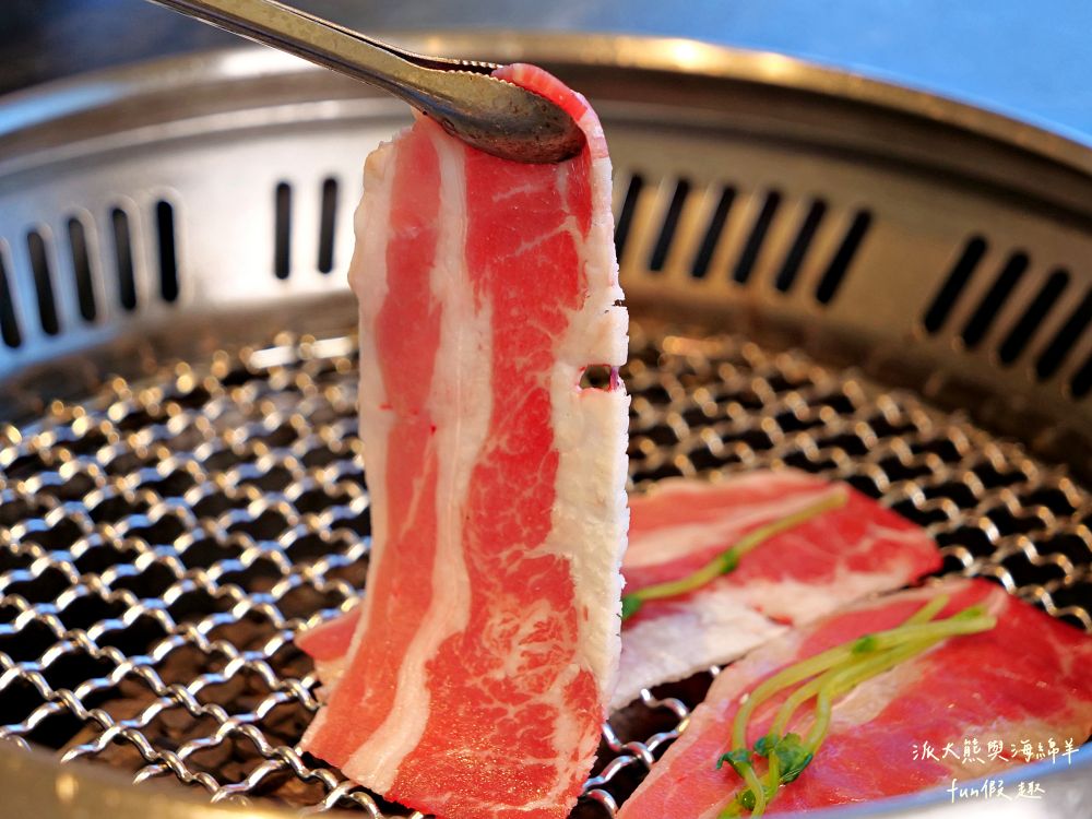 唯真燒肉 南投草屯店｜終於不用跑臺中！挑戰在地最強CP值：雙人套餐肉量直逼1公斤，絕美稻浪x神級泰式烤肉醬x銷魂一饌冬蔭功湯底，免服務費無低消，還有證書的日本A5和牛！