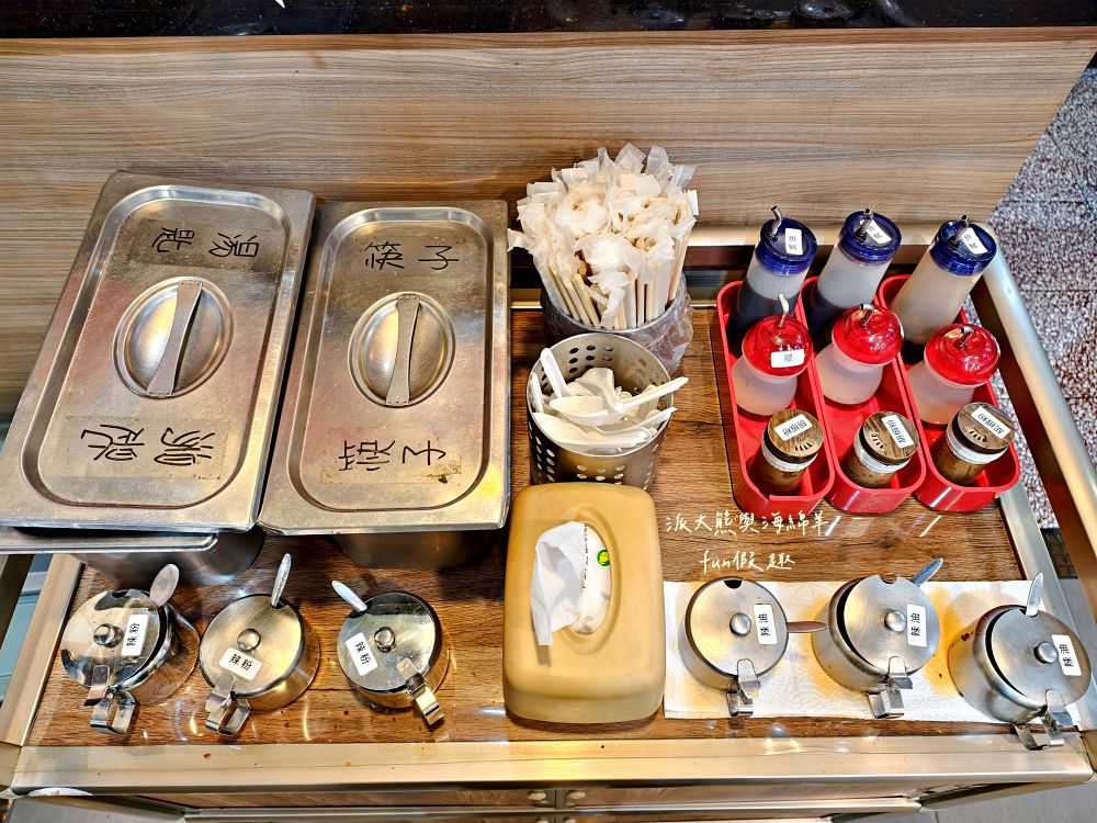 2025李媽媽民族鍋燒老店｜自1963年開業至今，臺南人從小吃到大的經典鍋燒麵老字號！海產意麵、酸辣大麵、活魷魚全都必點，超過60年始終如一的好味道與人情味，即使排隊也甘願～