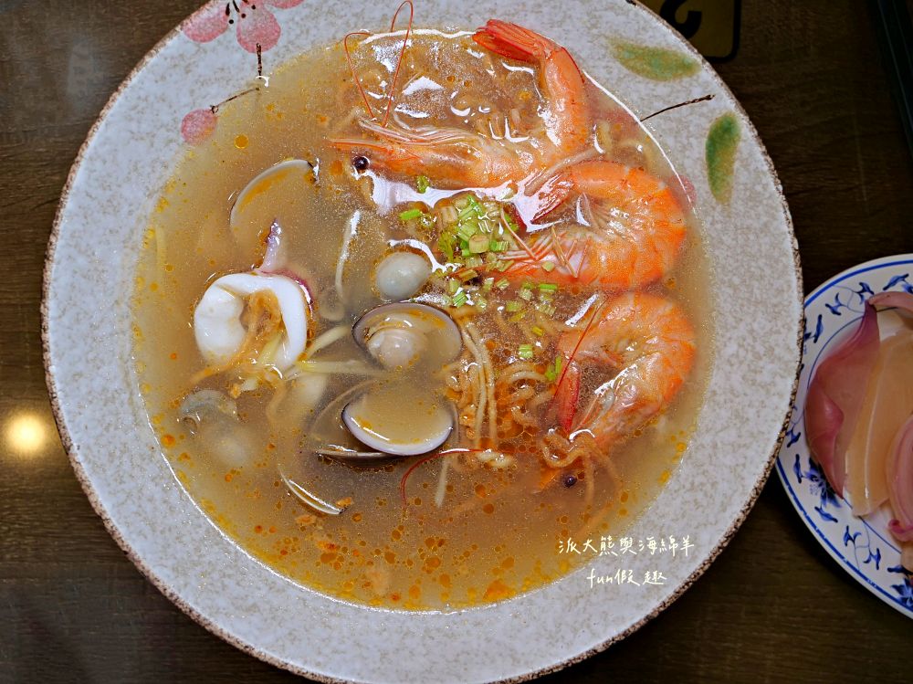 2025李媽媽民族鍋燒老店｜自1963年開業至今，臺南人從小吃到大的經典鍋燒麵老字號！海產意麵、酸辣大麵、活魷魚全都必點，超過60年始終如一的好味道與人情味，即使排隊也甘願～