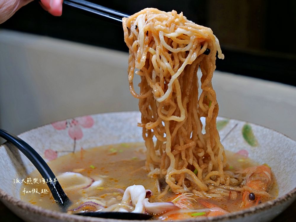 2025李媽媽民族鍋燒老店｜自1963年開業至今，臺南人從小吃到大的經典鍋燒麵老字號！海產意麵、酸辣大麵、活魷魚全都必點，超過60年始終如一的好味道與人情味，即使排隊也甘願～