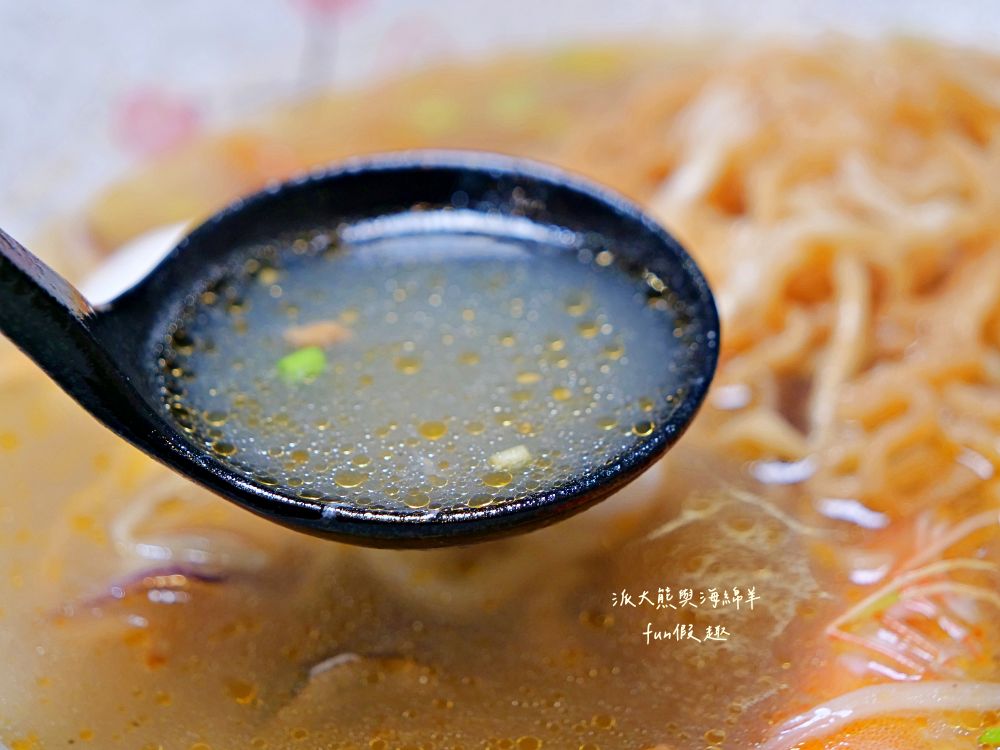 2025李媽媽民族鍋燒老店｜自1963年開業至今，臺南人從小吃到大的經典鍋燒麵老字號！海產意麵、酸辣大麵、活魷魚全都必點，超過60年始終如一的好味道與人情味，即使排隊也甘願～