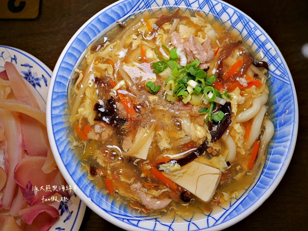 2025李媽媽民族鍋燒老店｜自1963年開業至今，臺南人從小吃到大的經典鍋燒麵老字號！海產意麵、酸辣大麵、活魷魚全都必點，超過60年始終如一的好味道與人情味，即使排隊也甘願～